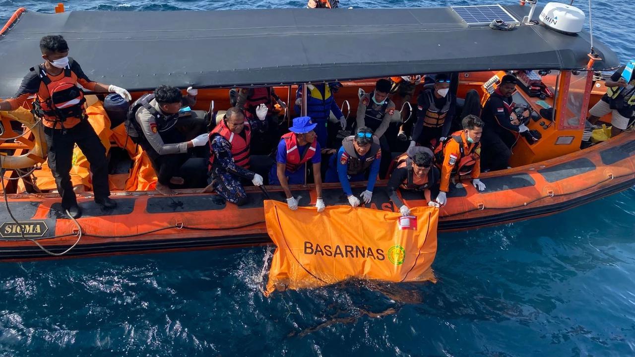 FOTO: Tim SAR Temukan Jenazah WNA Spanyol Korban Kecelakaan Laut di Labuan Bajo