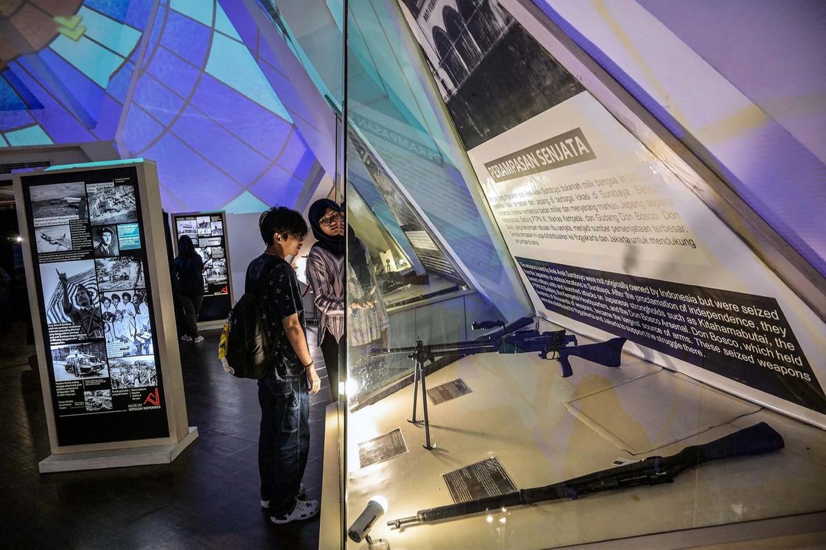 FOTO: Keseruan Pengunjung Menjelajah Malam di Museum 10 November