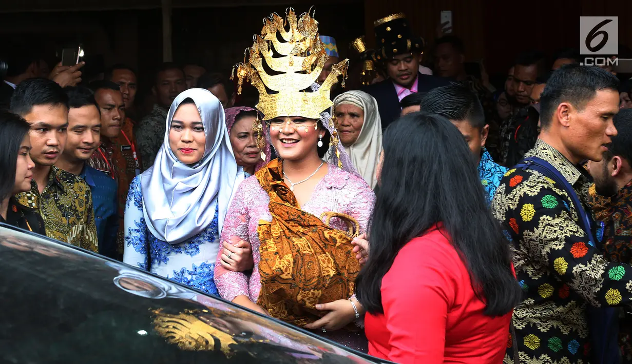 Kahiyang Ayu bersiap memasuki mobil usai mengikuti prosesi pemberian marga di rumah Pamannya Bobby Nasution di Medan, Selasa (21/11). Kahiyang Ayu resmi menjadi Kahiyang Ayu Boru Siregar. (Liputan6.com/JohanTallo)