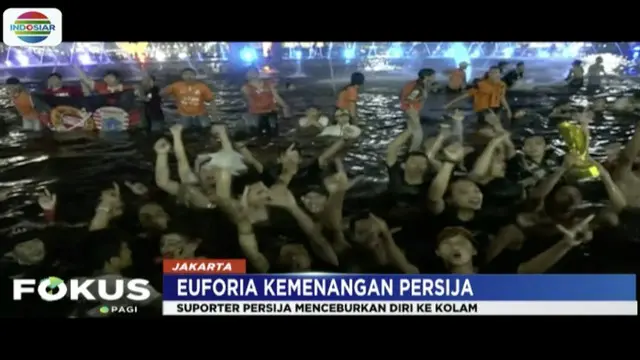 Rayakan kemenangan Persija Jakarta, ratusan Jakmania konvoi dan cebur diri di kolam Bundaran Hotel Indonesia.