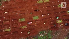 Foto aerial lokasi makam jenazah terduga terinfeksi COVID-19 di TPU Pondok Ranggon, Jakarta, Jumat (8/5/2020). Lahan khusus pemakaman korban COVID-19 yang berlokasi di blok AA-1 sudah penuh sehingga pemakaman jenazah baru dilakukan di lahan sekitar BLAD 115. (Liputan6.com/Helmi Fithriansyah)