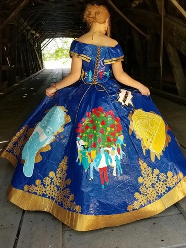 gadis buat gaun bertema corona dari lakban