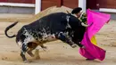 Matador Antonio Ferrera saat adu banteng di arena adu banteng Las Ventas, Madrid, Spanyol, Minggu (4/7/2021). Adu banteng ini berlangsung di tengah pandemi virus corona COVID-19. (AP Photo/Manu Fernandez)