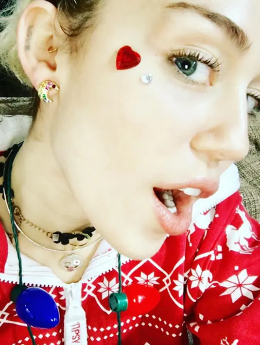 Dalam foto itu Miley pun menuliskan keterangan foto “I ❤ my rainbow moon my dude made for me”. (Instagram/mileycyrus)