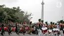 Pasukan TNI menampilkan pertunjukan marching band di depan Istana Merdeka, Jakarta, Rabu (5/10/2022). Kegiatan yang diikuti oleh seluruh kesatuan jajaran TNI ini dalam rangka menyambut HUT ke-77 TNI. (Liputan6.com/Faizal Fanani)