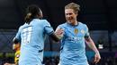 Pemain Manchester City, Kevin De Bruyne (kanan) melakukan selebrasi bersama Jeremy Doku setelah mencetak gol ke gawang Wolverhampton dalam laga lanjutan Liga Inggris 2024/2025 di Etihad Stadium, Manchester, Inggris, Jumat (02/05/2025) waktu setempat. (AP Photo/PA/Martin Rickett)