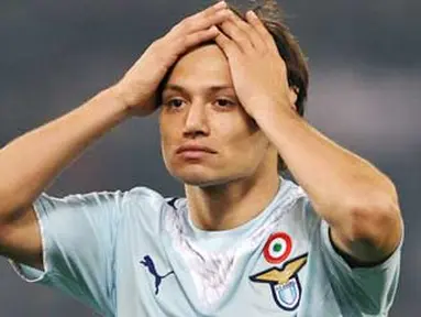 Reaksi kekecewaan striker Lazio, Mauro Matias Zarate di laga derby Roma melawan AS Roma di Olimpic Stadium, 6 Desember 2009. Lazio kalah 0-1. AFP PHOTO / ANDREAS SOLARO 
