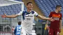 Gelandang Atalanta, Ruslan Malinovskyi berselebrasi usai mencetak gol ke gawang AS Roma pada pertandingan lanjutan Liga Serie A Italia di Stadion Olimpiade Roma, Italia, Jumat (23/4/2021). Sedangkan Atalanta di peringkat 3 dengan 65 angka, tertinggal 11 poin dari pemuncak klasemen Inter Milan. (AP P