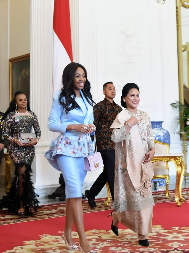 Putri Eswatini Sikhanyiso Dlamini (gaun hitam berbulu) dan Ratu Eswatini (stelan biru) bersama Ibu Negara Iriana Jokowi. 