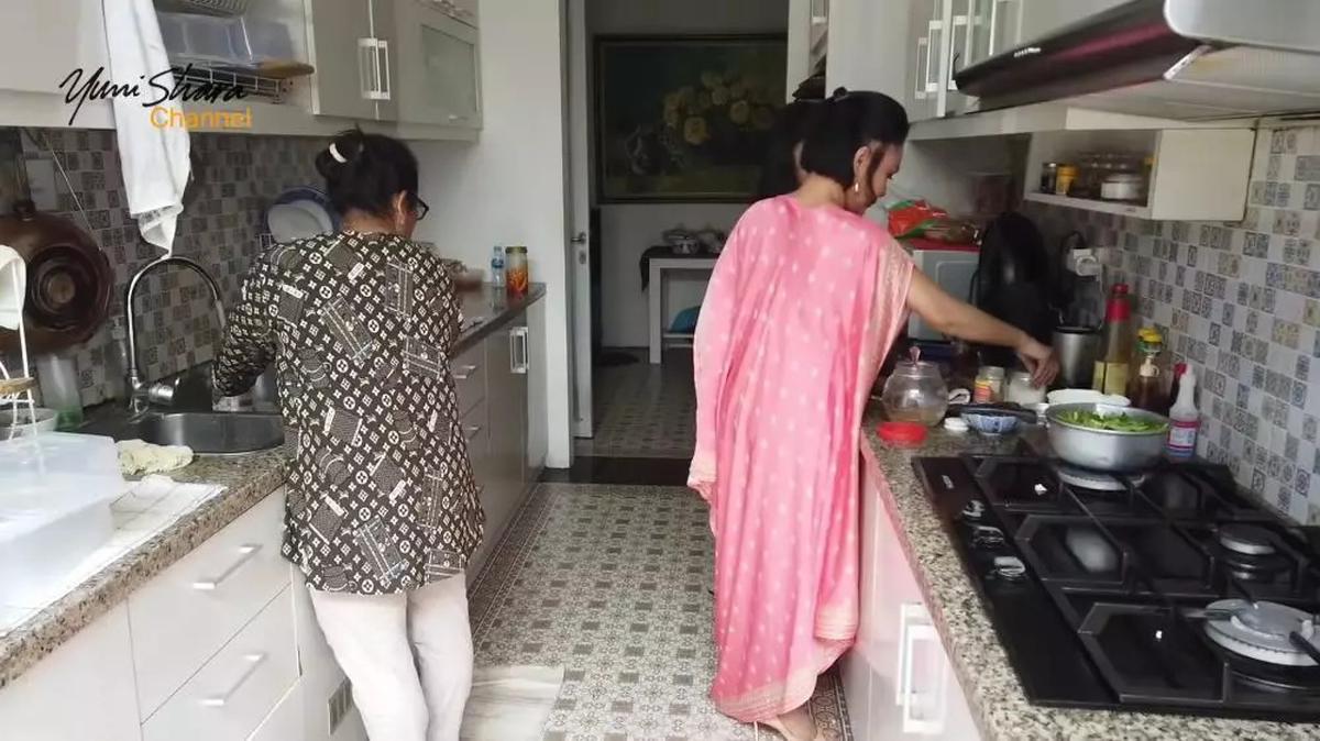 Tak Tersorot, 5 Potret Dapur Kotor Yuni Shara yang Bersih dengan Perabotan Lengkap - Kitchen Putih Elegan