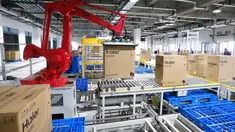 Robot otomatis mengangkut barang di gudang cerdas di kawasan industri logistik yang berada di Qingdao, Provinsi Shandong, China, 5 Agustus 2020. Gudang cerdas yang menggunakan robot, otomatisasi, dan teknologi kecerdasan buatan (AI) itu mulai beroperasi pada musim panas ini. (Xinhua/Liang Xiaopeng)