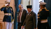 Sebelumnya, Presiden Republik Indonesia, Prabowo Subianto (kedua kanan) menyambut langsung kedatangan pendiri Microsoft dan filantropis Bill Gates di Istana Merdeka, Jakarta, 7 Mei 2025. (BAY ISMOYO/AFP)