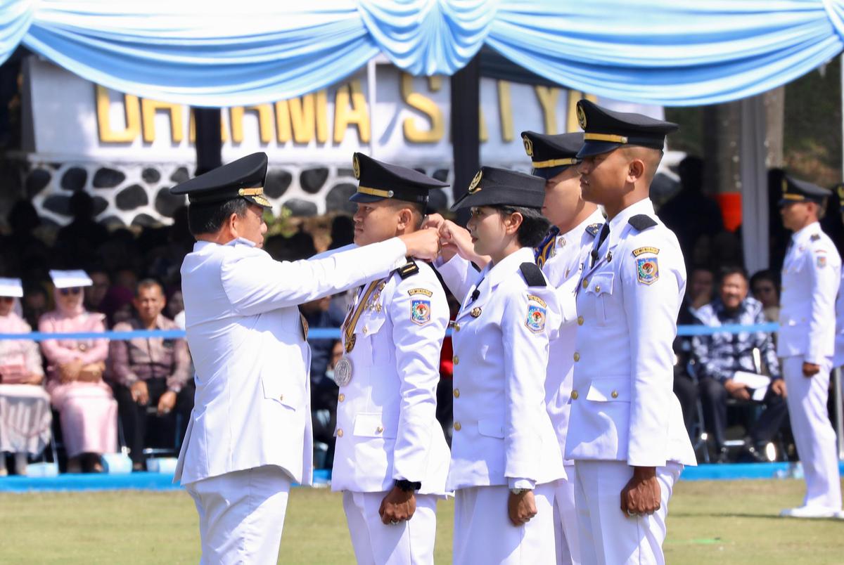 Mendagri Tito Karnavian saat melantik Pamong Praja Muda lulusan IPDN Angkatan XXXII Tahun 2025