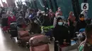 Antrean rombongan jemaah umrah yang tiba di Bandara Soekarno Hatta, Tangerang, Selasa (29/12/2020). Rombongan jemaah umrah yang baru tiba di Indonesia tersebut diarahkan untuk melakukan karantina di tempat yang telah disediakan oleh pemerintah. (Liputan6.com/Angga Yuniar)