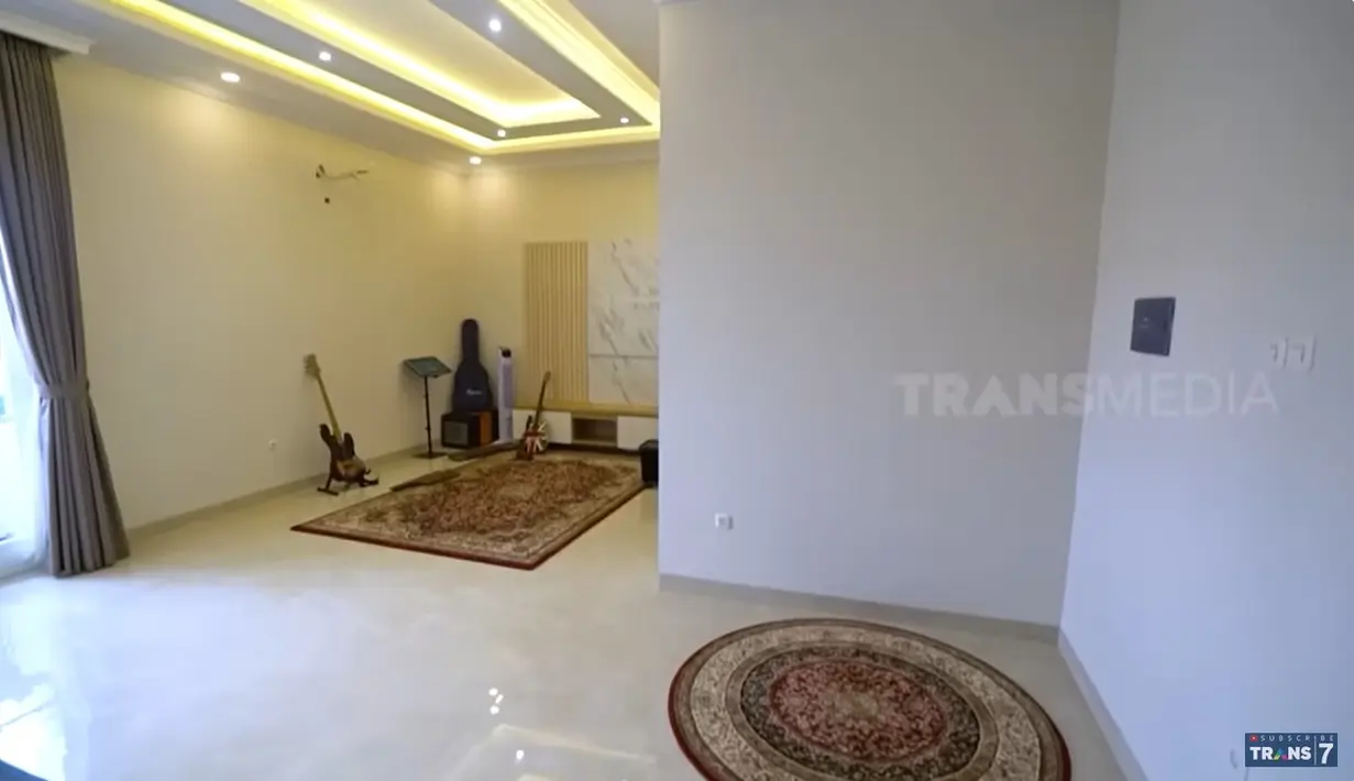 Naik ke lantai dua juga tampak lega karena tak banyak sekat. Sama dengan di bawah, lantai dua juga dengan dominasi dinding warna putih. [Youtube/TRANS7 OFFICIAL]