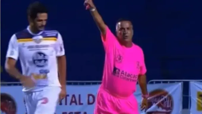 Pakai Baju Warna Pink, Ini Wasit Paling Gokil