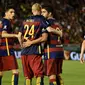 Penyerang Barcelona, Luis Suarez melakukan selebrasi bersama pemain lainya usai mencetak gol pada laga International Champions Cup 2015 di Rose Bowl, California, Rabu (22/7/2015). Barcelona menang 2-1 atas LA Galaxy. (AFP PHOTO/Stephen Dunn)