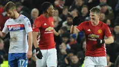 Gelandang MU, Bastian Schweinsteiger (kanan) melakukan selebrasi bersama Anthony Martial usai mencetak gol keempat timnya pada Piala FA melawan Wigan Athletic di Stadion Old Trafford, Inggris (29/1). MU menang atas Wigan 4-0. (AP Photo/Rui Vieira)