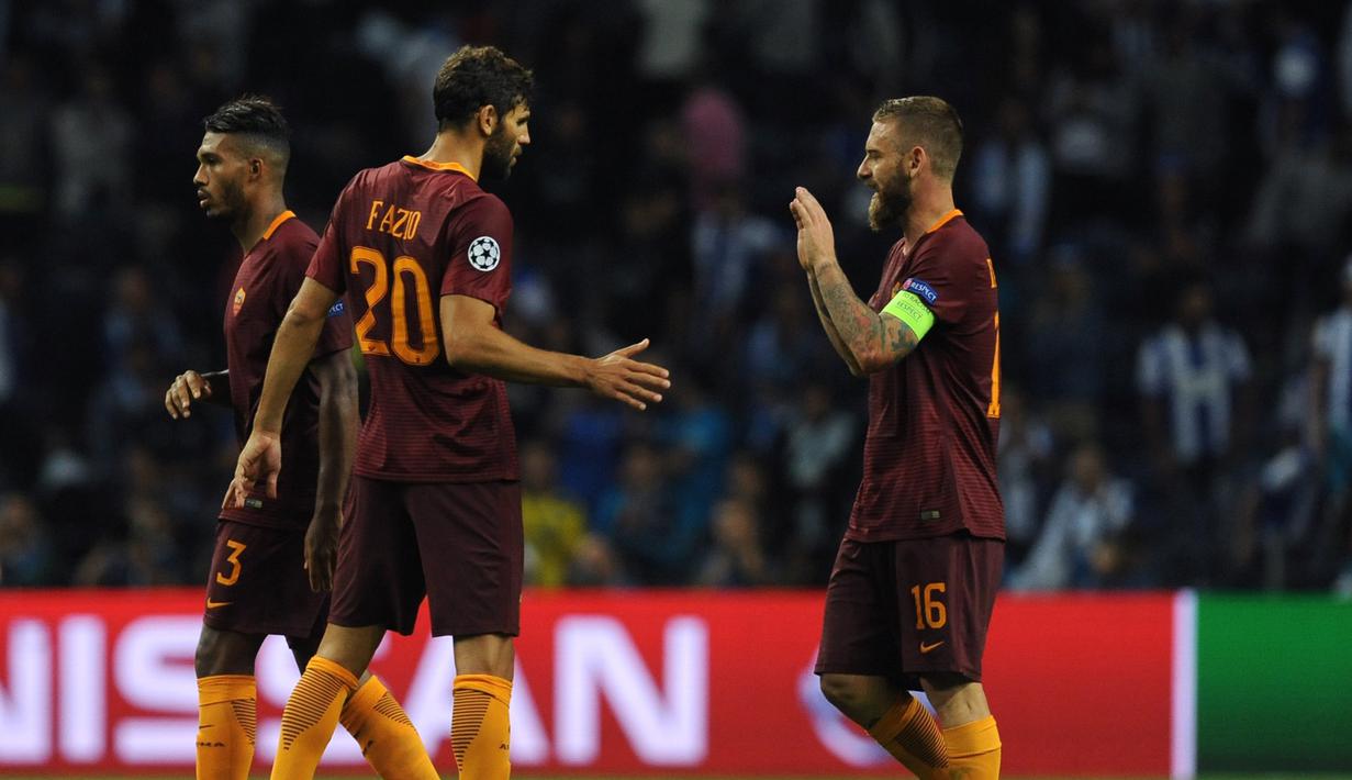 Daniele De Rossi (kanan) dan Federico Fazio bersalaman usai menahan imbang FC Porto 1-1 pada leg pertama playoff Liga Champions 2016-2017 di Estadio Do Dragao, Kamis (18/8/2016) dini hari WIB. (AP/Paulo Duarte)
