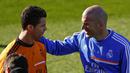  Cristiano Ronaldo (kiri) terlihat akrab bersama Zinedine Zidane saat sesi latihan di Kompleks Valdebebas sports,  Madrid, Spanyol (01/02/2014). (EPA/Juanjo Martin)