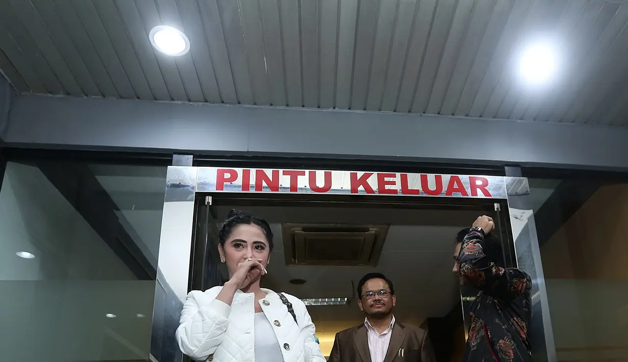 "Damai itu urusan belakangan mas. Yang pastinya adalah fakta hukum. Biarkan hukum yang bicara," kata Dewi Perssik di kawasan Kapten Tendean, Jakarta Selatan, Kamis (7/12/2017). (Bambang E Ros/Bintang.com)