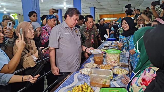 Airlangga Hartarto Hadiri Simulasi Makan Siang Gratis di SMP Negeri di Kabupaten Tangerang
