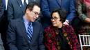 Sekretaris Menteri Keuangan Steven Mnuchin berbicara dengan Menteri Keuangan Sri Mulyani Indrawati saat akan sesi foto ketika rapat World Bank/IMF Spring di Washington, (22/4). (AP Photo/Jose Luis Magana)