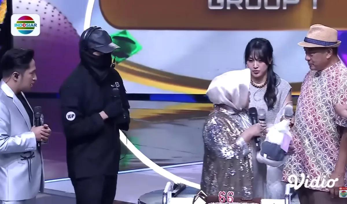 Irfan Hakim kemudian mencari kru yang dimaksud Hetty Koes Endang. Setelah diketahui ciri-cirinya, kru tersebut langsung dipanggil ke atas panggung.