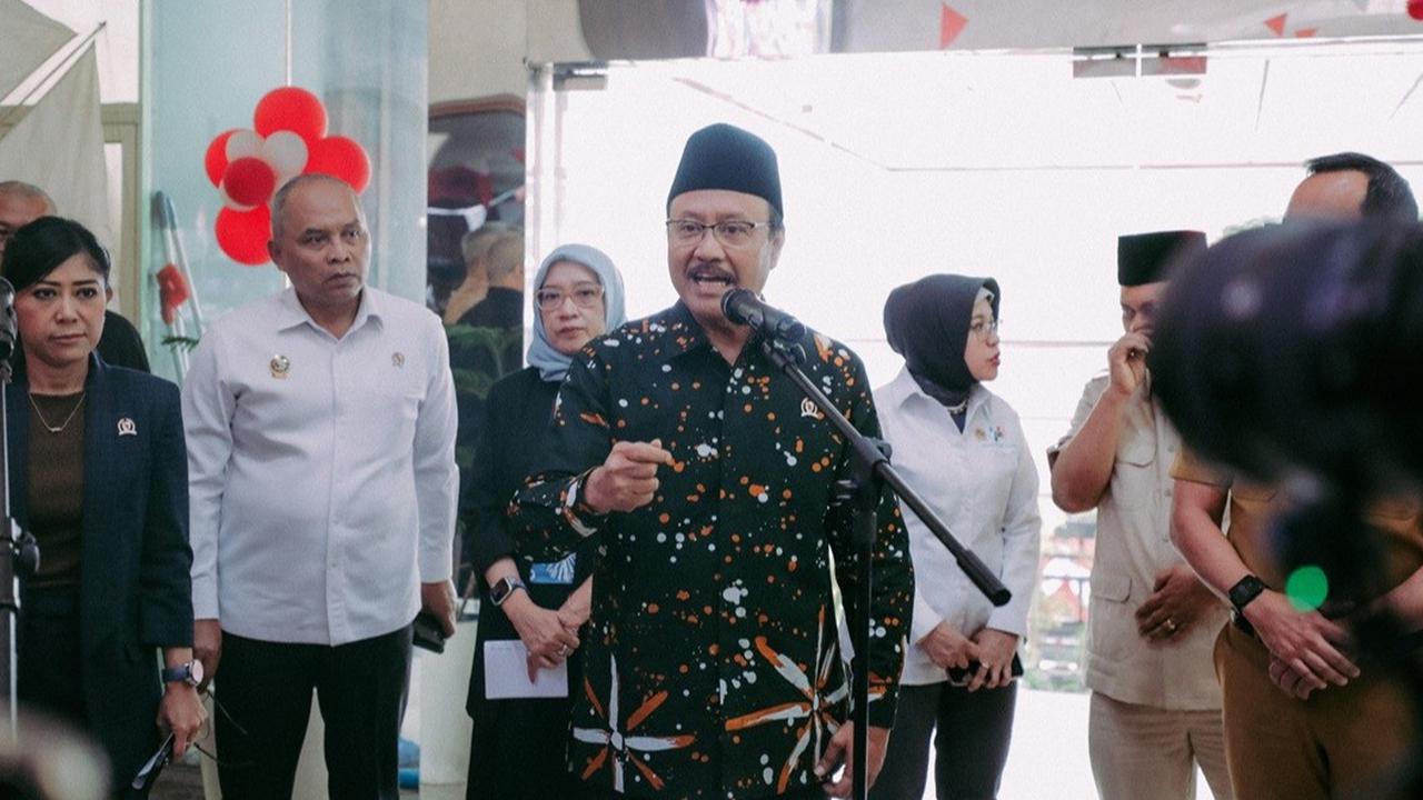 Gus Ipul usai menghadiri Rapat Pleno Perdana Komite Percepatan Transformasi Digital Pemerintah di Kantor DEN