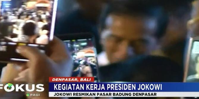 Resmikan Pasar Badung Bali, Jokowi Sapa Warga Layani Foto Selfie