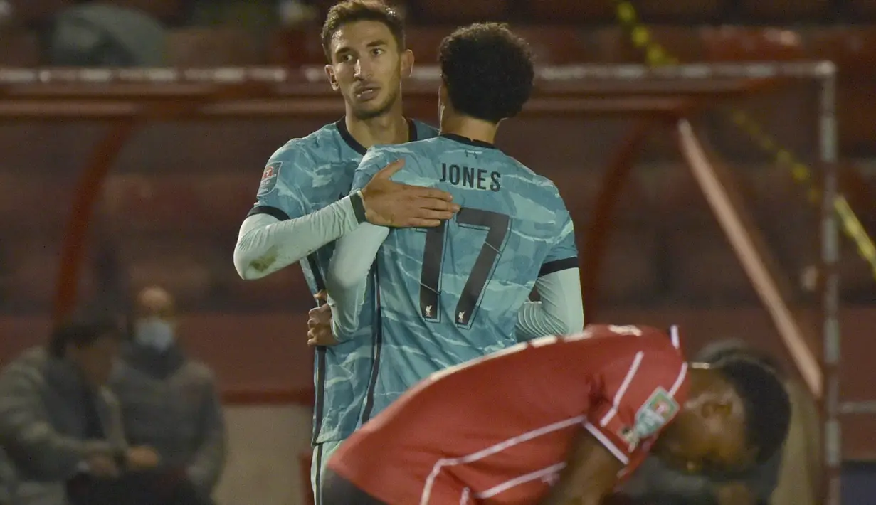 Pemain Liverpool, Marko Grujic (kiri) berselebrasi dengan rekan satu tim setelah mencetak gol ke gawang Lincoln City pada putaran ketiga Piala Liga Inggris di stadion LNER, Lincoln, Inggris, Kamis (24/9/2020). Liverpool menang telak 7-2 atas  Lincoln City. (AP Photo / Rui Vieira, Pool)