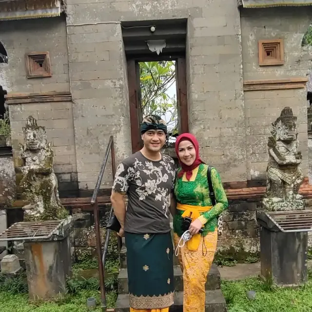 6 Potret Ferry Irawan Bertemu Keluarga Besar Venna Melinda di Bali, Minta Doa Restu