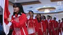Salah satu atlet pelajar Indonesia untuk Asian School Games 2018 mencium bendera Merah Putih saat upacara pelepasan di Wisma Kemenpora, Jakarta, Selasa (17/7). Asian School Games 2018 berlangsung 19-27 Juli di Malaysia. (Liputan6.com/Helmi Fithriansyah)