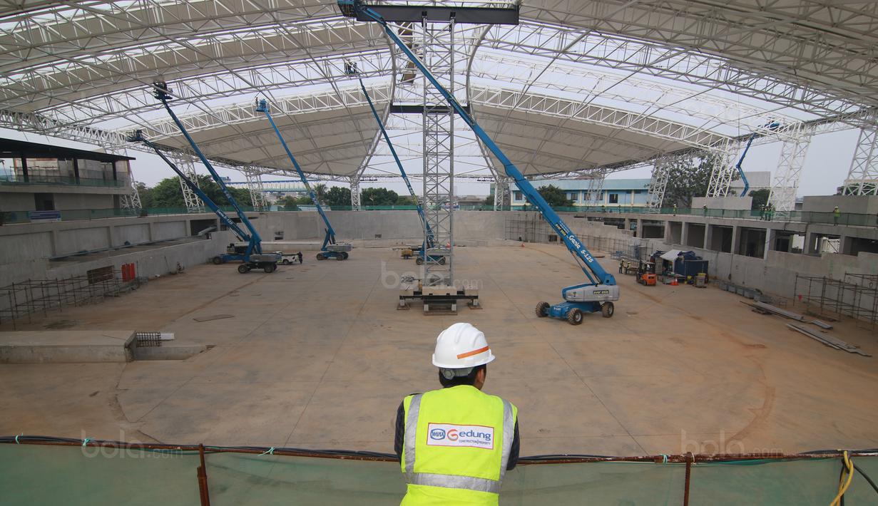 Seorang pengawas sedang melihat perkembangan Velodrome di Rawamangun, Jakarta Timur, (3/11/2017). Velodrome tersebut bernilai Rp 520 miliar. (Bola.com/Nick Hanoatubun)