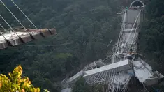 Sebuah jembatan yang menghubungkan Bogota dengan Kota Villavicencio ambruk di kota Guayabetal, Senin (16/1).  Sebanyak 10 pekerja konstruksi tewas dan lima lainnya mengalami cedera ketika jembatan yang sedang dibangun sebagian runtuh. (Raul Arboleda/AFP)