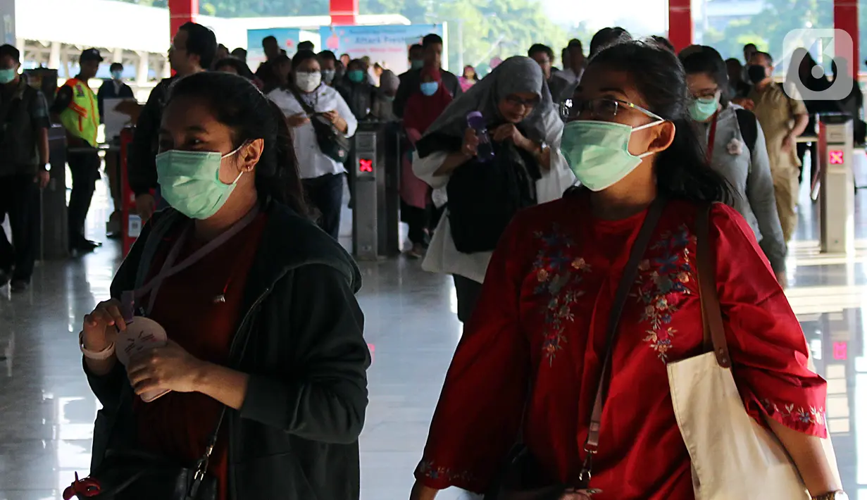 Warga beraktivitas menggunakan masker di kawasan Stasiun Palmerah, Jakarta, Sealasa (3/3/2020). Presiden Joko Widodo atau Jokowi mengimbau warga waspada terhadap virus corona atau COVID-19 dengan hidup higienis serta menjaga imunitas tubuh. (Liputan6.com/Johan Tallo)