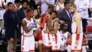 Para pemain Toronto Raptors terlihat sedih usai kalah dari Cleveland Cavaliers ipada laga final wilayah timur NBA playoffs 2016 di Air Canada Centrer (27/5/2016). Cavaliers menang 113-87.  (Vaughn Ridley/Getty Images/AFP)