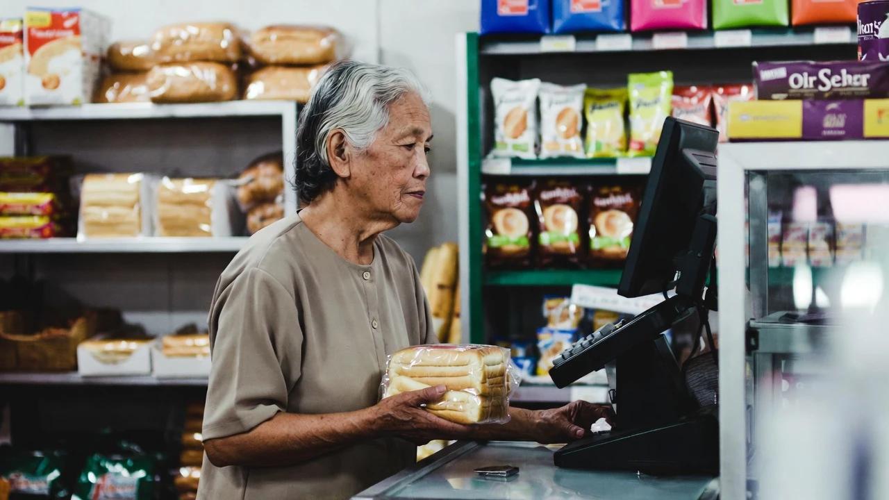 Viral Video Nenek Beli Roti Pakai Uang Tunai Ditolak, DPR Minta BI Turun Tangan dan Bawa Ranah Hukum
