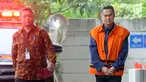 Direktur Keuangan PT Angkasa Pura (AP) II Andra Y Agussalam (kanan) mengenakan rompi tahanan saat tiba di Gedung KPK, Jakarta, Rabu (25/9/2019). Andra diperiksa untuk melengkapai berkas terkait dugaan menerima suap proyek pengadaan baggage handling system (BHS). (merdeka.com/Dwi Narwoko)