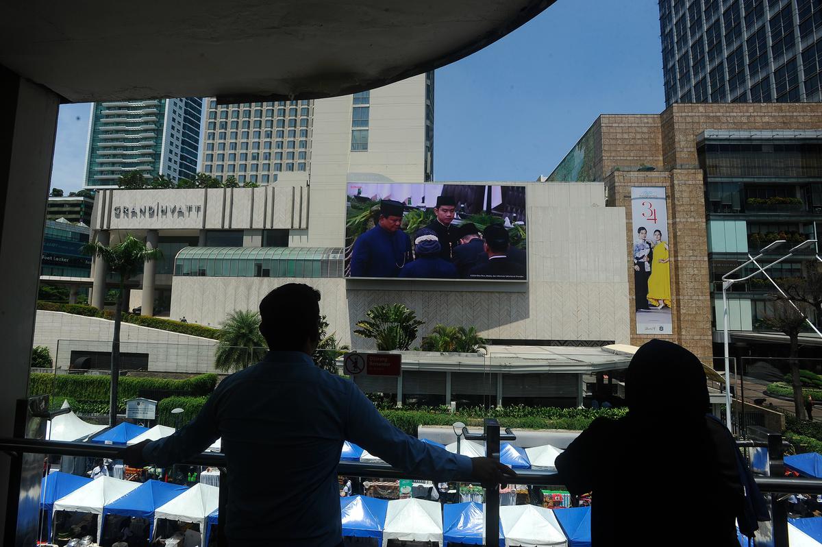 Warga Saksikan Prabowo Ucapkan Sumpah dan Janji sebagai Presiden Lewat Videotron