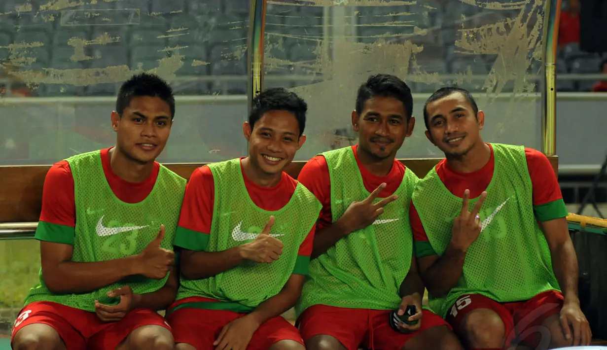 Empat penggawa timnas Indonesia Fachruddin Wahyudi Aryanto, Evan Dimas, Rizki Ramdani Lestaluhu dan Firman Utina berpose jelang berlaga kontra Suriah ada laga persahabatan di Stadion GBK Jakarta, (15/11/2014). (Liputan6.com/Helmi Fithriansyah)