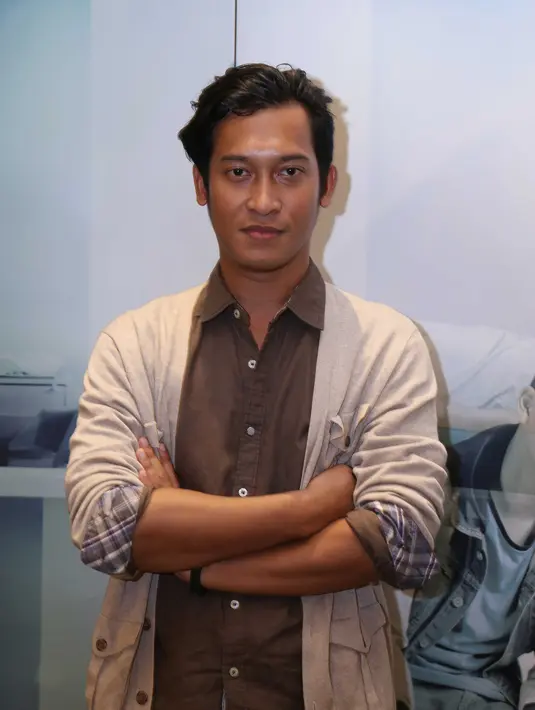 Kesenangan Ade Firman Hakim bukanlah tanpa alasan, karena di film ‘Ayah Menyayangi Tanpa Akhir’ ini ia dapat bertemu kembali dengan kawan lamanya ketika menjadi finalis Abang None pada tahun 2008 silam. (Nurwahyunan/Bintang.com)