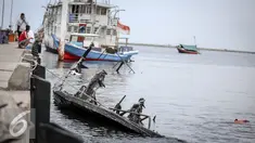 Kondisi bangkai Kapal Zahro Express di pelabuhan Muara Angke, Jakarta, Selasa (3/1). Komite Nasional Keselamatan Transportasi (KNKT) rencananya akan meneliti bangkai tersebut yang hingga kini belum diangkat dari laut. (Liputan6.com/Faizal Fanani)