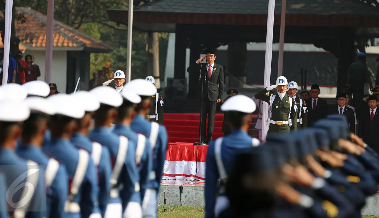 Presiden Jokowi memimpin upacara Peringatan Hari Kesaktian Pancasila di Monumen Pancasila Sakti, Jakarta, Kamis (1/10).‎ Peringatan Hari Kesaktian Pancasila ke-50 bertema Kerja Keras dan Gotong Royong Melaksanakan Pancasila. (Liputan6.com/Faizal Fanani)