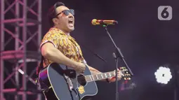 David Bayu membawakan beberapa lagu diantaranya Benci untuk Mencinta, Posesif, Wanita dan Jikalau. (Liputan6.com/Herman Zakharia)