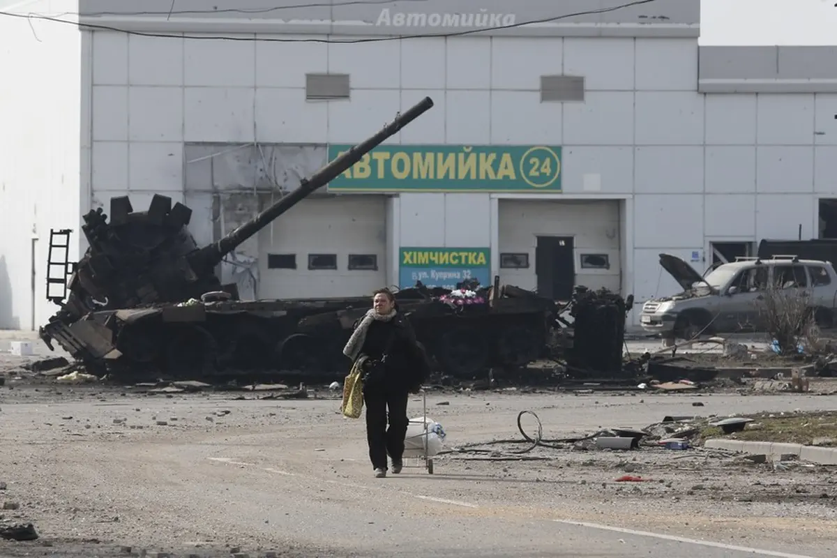 Bangkai tank di Mariupol, Ukraina.