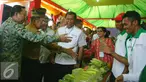 Wapres Jusuf Kalla (dua kiri) didampingi Direktur APP Sinar Mas Suhendra Wiriadinata dan Head of External Relation Sinar Mas Forestry Edi Haris melihat hasil program Desa Makmur Peduli Api di Kabupaten Siak, Riau (22/7). (Liputan6.com/Faizal Fanani)