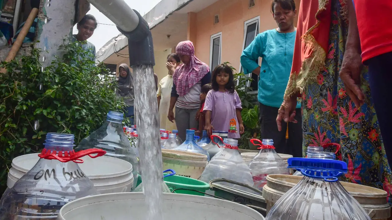 Bantuan air Bersih Bagi Warga Depok yang Kesulitan Air Bersih akibat Kemarau Panjang dan Air PDAM Mati