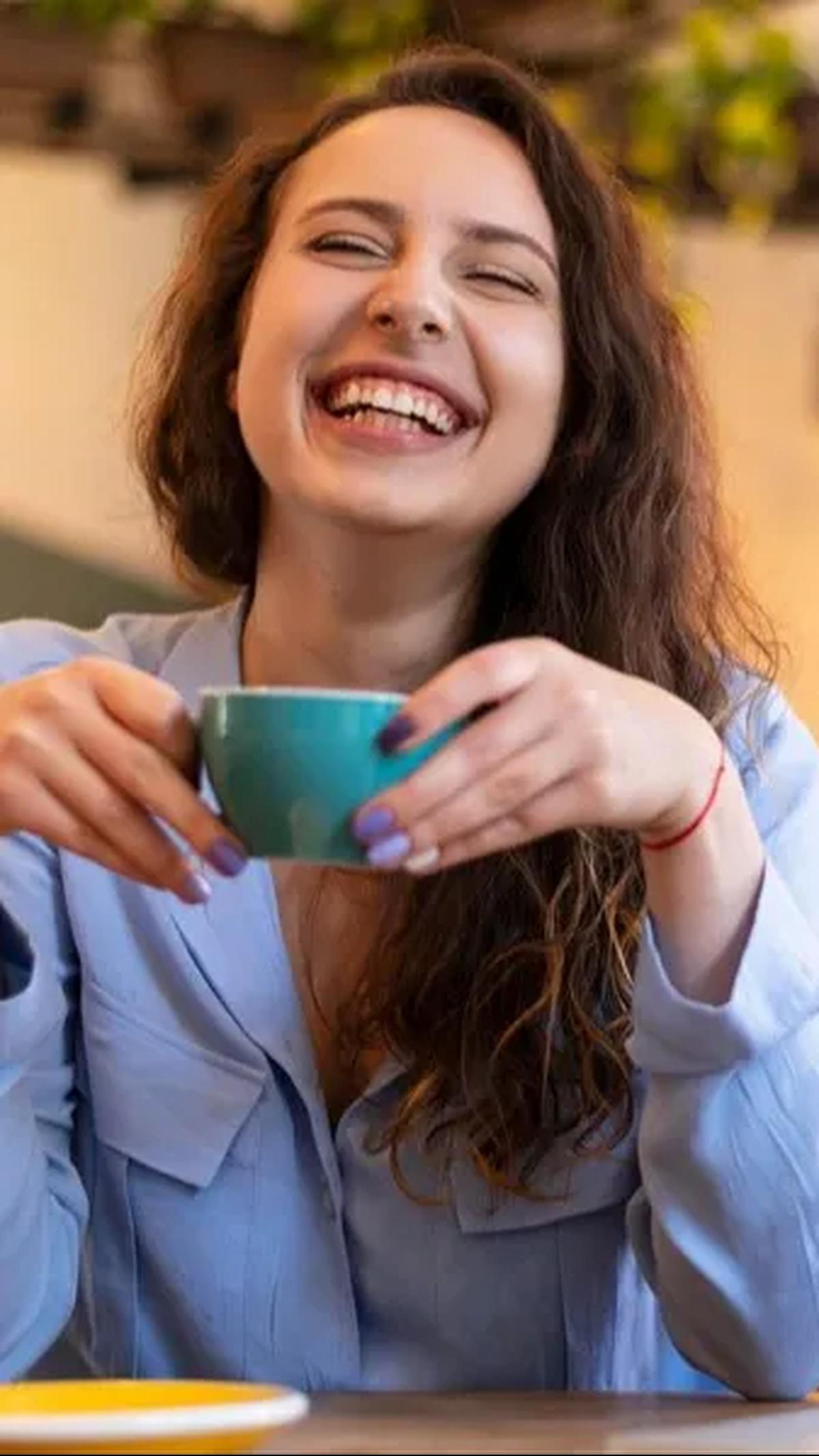 Jadi, apakah kamu lebih suka kopi hitam yang tradisional atau cold brew yang menyegarkan, yang jelas, nikmatilah secangkir kopi dengan bijak untuk kesehatanmu!