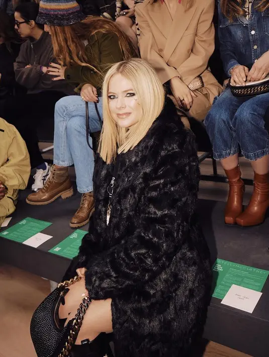 Avril juga memberi sentuhan futuristik dengan anting-anting perak tipis. Serta tas tangan kulit hitam geometris. [@avrillavigne]